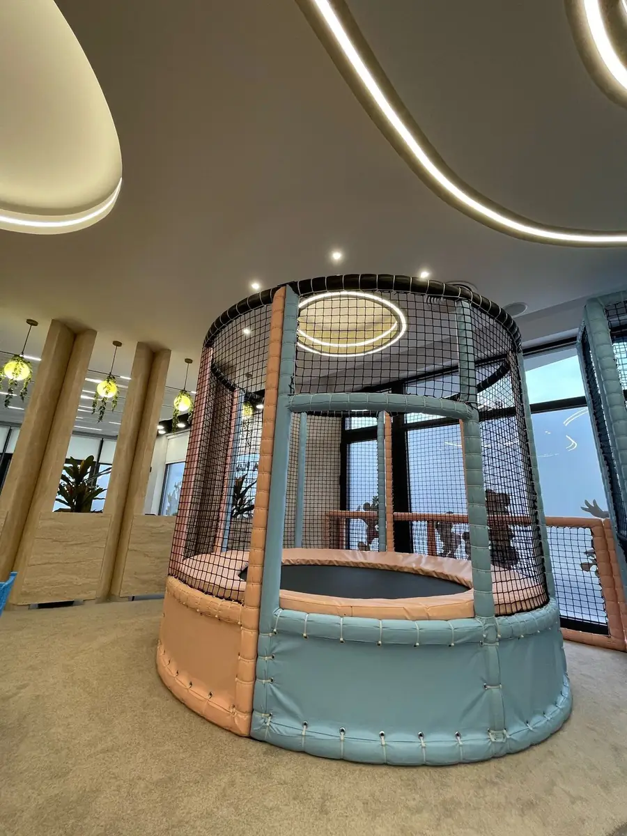 The round trampoline with safety netting all round